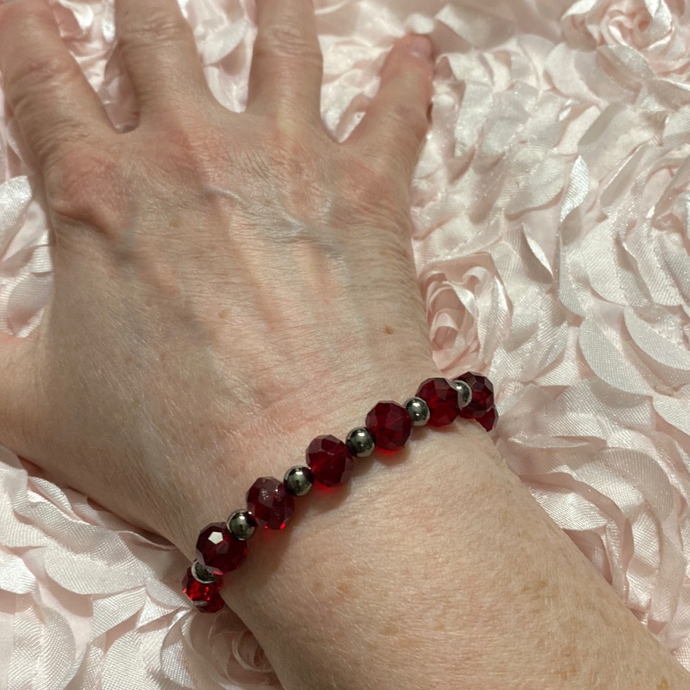 NWOT Garnet Red & Charcoal 7” Beaded Bracelet!